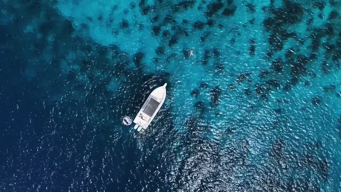Mi Reina off the coast of Kralendijk